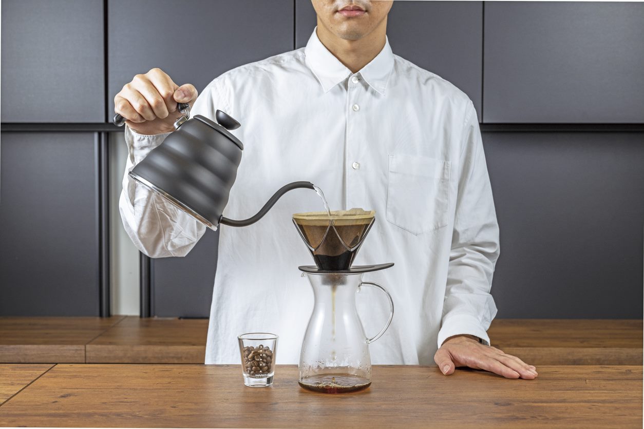 VDMU-02-CW-4 Homem coloca água da chaleira para fazer café no V60 One Pour Dripper Mugen