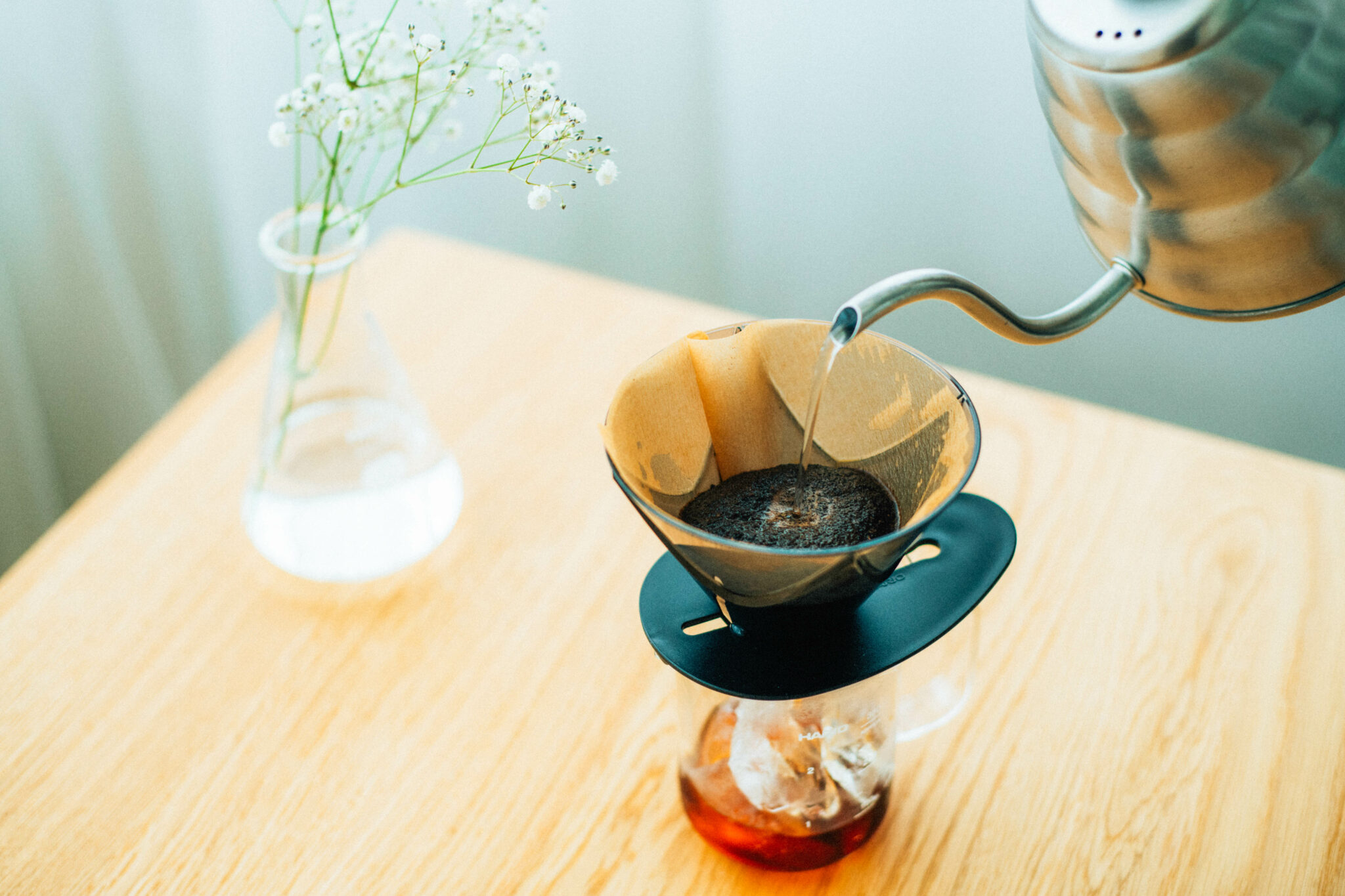 VDMU-02-CW-5 V60 One Pour Dripper MUGEN a ser utilizado.